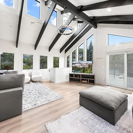 Walk To Main St, Private Hot Tub And Parking, 6 Bedrooms, Great Location - Sleeps 14